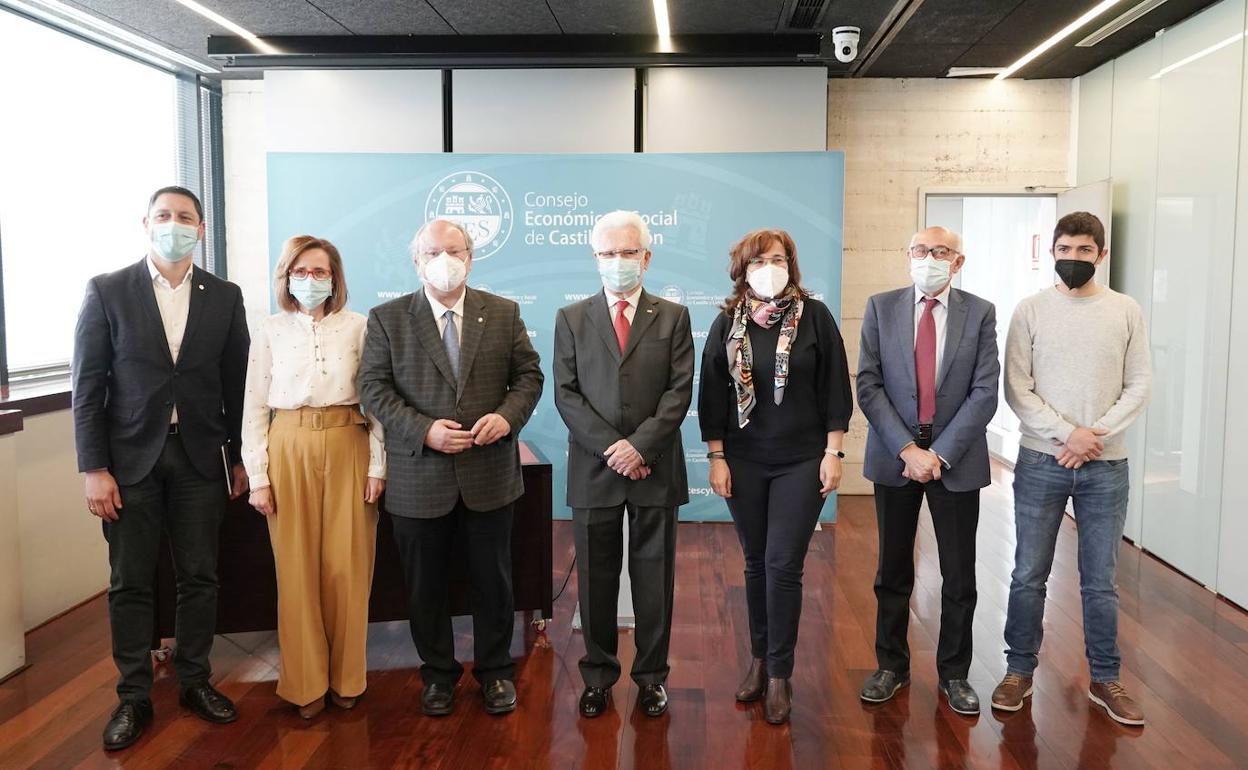 El presidente del Consejo Económico y Social (CES), Enrique Cabero, y el presidente de la Plataforma del Tercer Sector de Castilla y León, Juan Pérez Sánchez, posan junto a representantes del Tercer Sector tras firman un protocolo de colaboración para el estudio conjunto y la preparación de informes y propuestas.