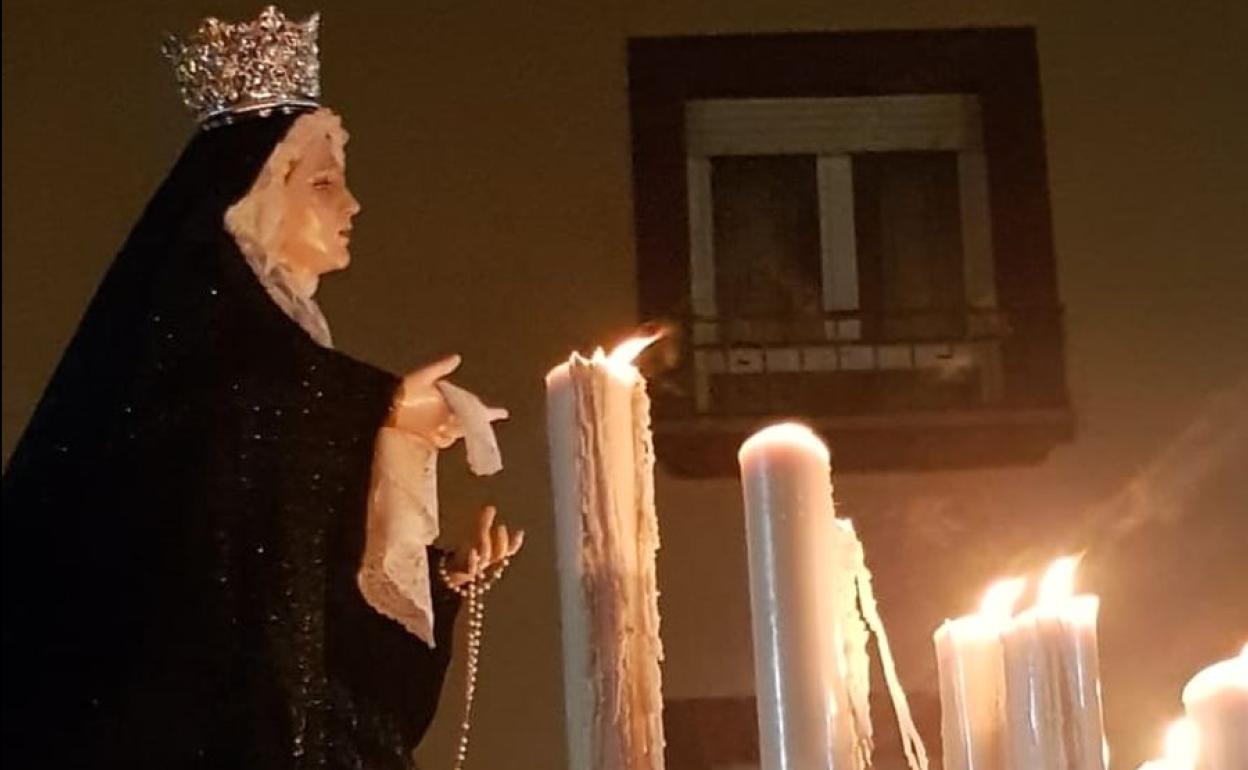 Nuestra Madre de la Divina Gracia, de la Cofradía de Nuestro Señor Jesús de la Redencia, en las estrechas calles del barrio viejo; esta será una de las procesiones afectadas por la modificación del recorrido.