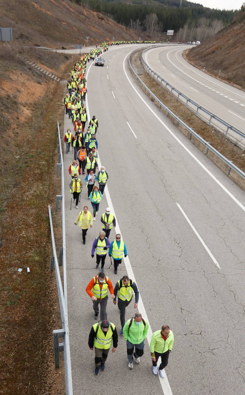 Cuarta etapa de la marcha a pie entre Villablino y Ponferrada en defensa de la sanidad pública de Laciana y del Bierzo, entte las localidades de Toreno y Cubillos del Sil.