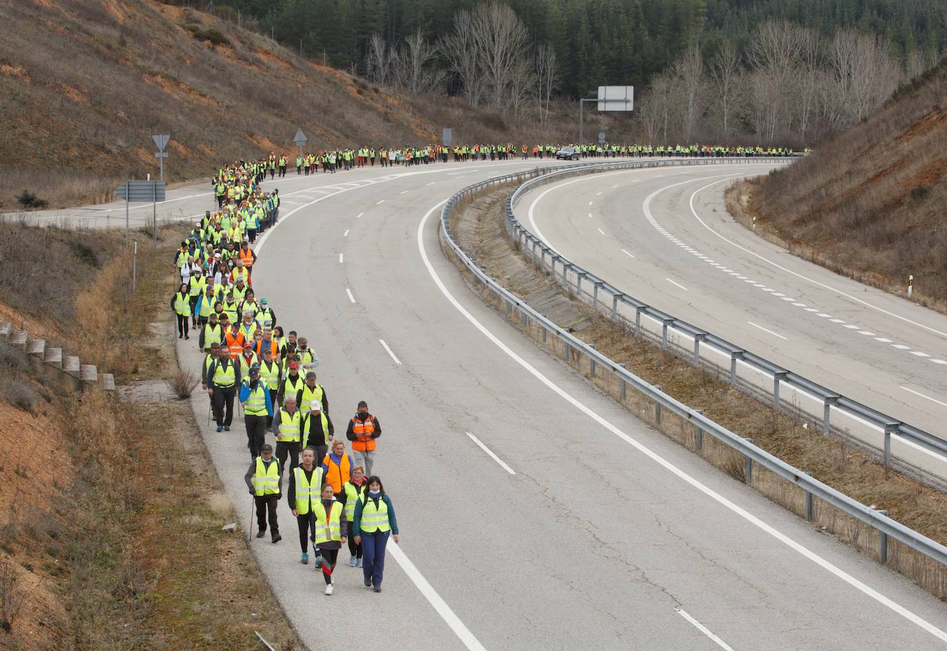 Cuarta etapa de la marcha a pie entre Villablino y Ponferrada en defensa de la sanidad pública de Laciana y del Bierzo, entte las localidades de Toreno y Cubillos del Sil.