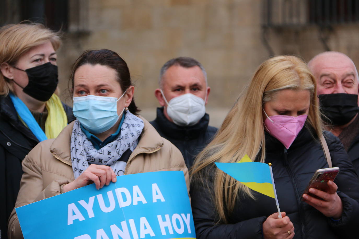 Los ucranios que viven en León se concentran en Botines para exigir que pare la invasión de su país. 