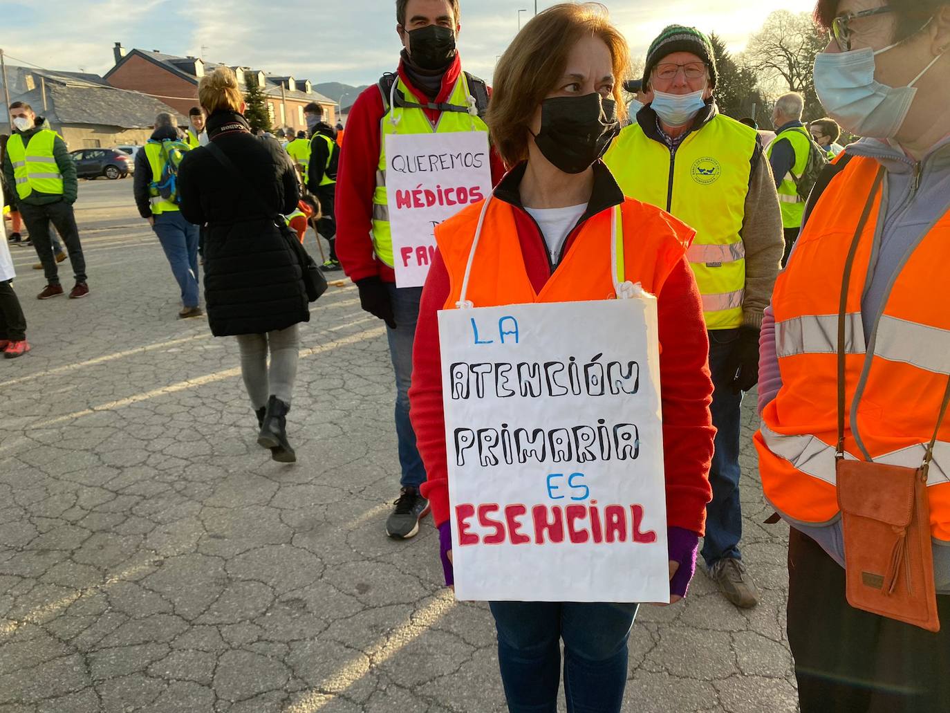 La marcha blanca avanza en su camino a Ponferrada. Los componentes de la misma remarcan la urgente necesidad de contar con medios sanitarios necesarios para atender la zona