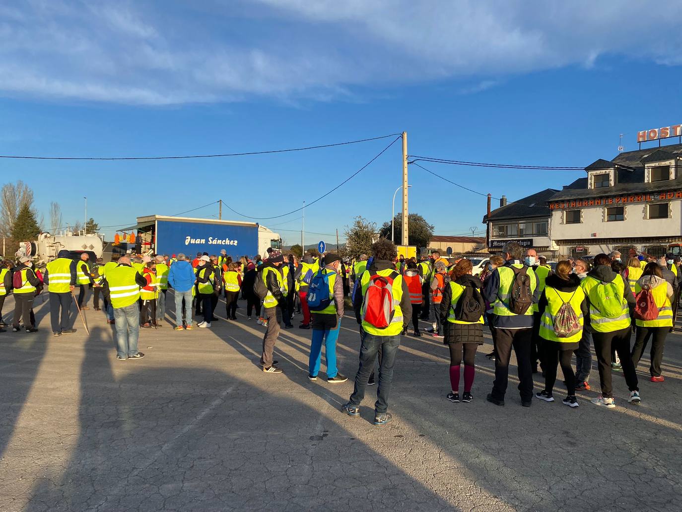 La marcha blanca avanza en su camino a Ponferrada. Los componentes de la misma remarcan la urgente necesidad de contar con medios sanitarios necesarios para atender la zona