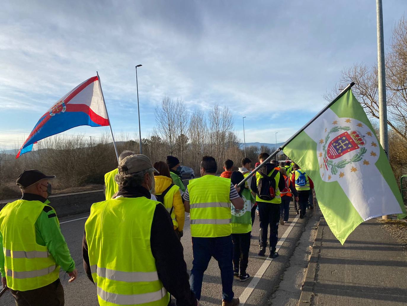 La marcha blanca avanza en su camino a Ponferrada. Los componentes de la misma remarcan la urgente necesidad de contar con medios sanitarios necesarios para atender la zona