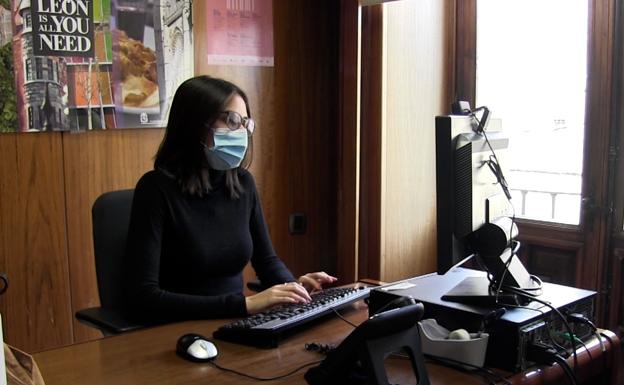 Galería. Paula realiza durante dos meses prácticas en el departamento de comunicación del Ayuntamiento de León.