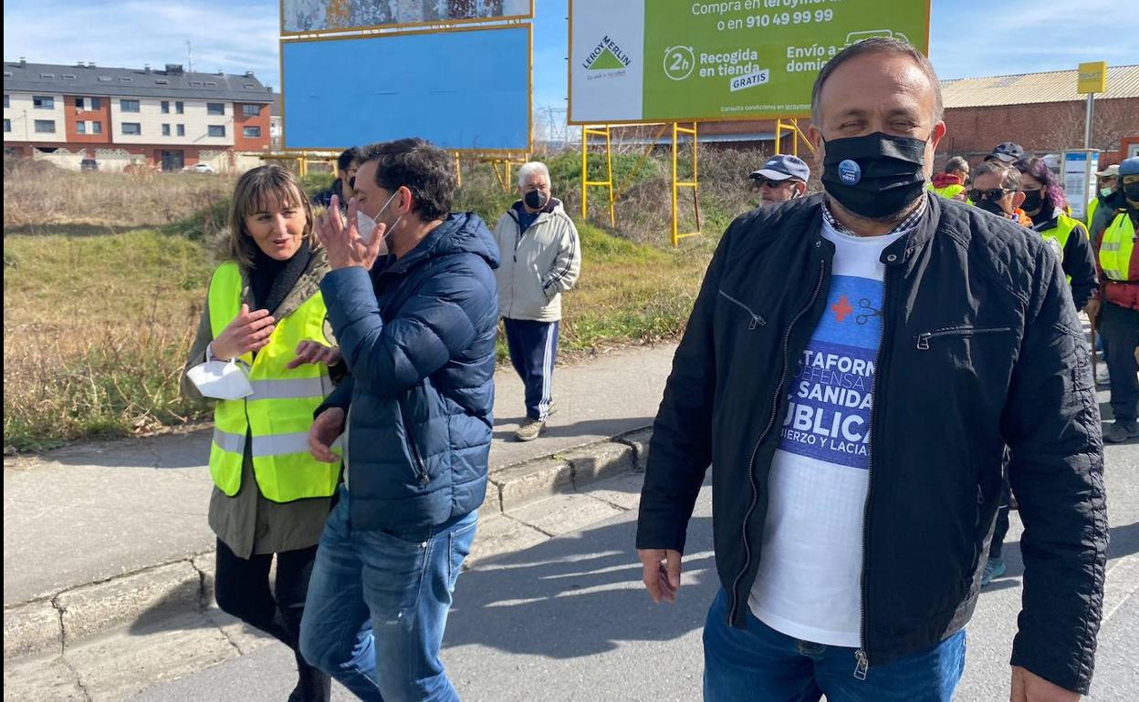 El presidente del Consejo Comarcal del Bierzo, Gerardo Álvarez Courel, participó en la 'marcha blanca' en defensa de la sanidad pública.