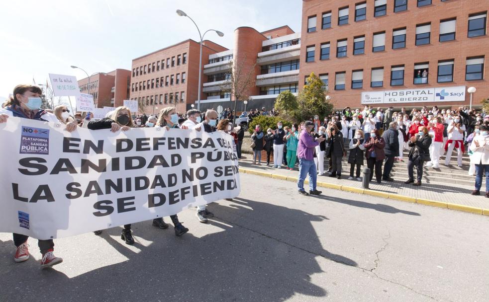 Miles de personas, hasta 4.000, se han dado cita en el tramo final de la 'marcha blanca'. En la imagen, los participantes ante el hospital de El Bierzo. 