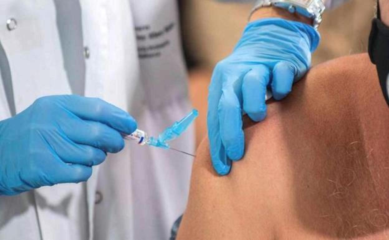 Un enfermero realiza una vacunarción..