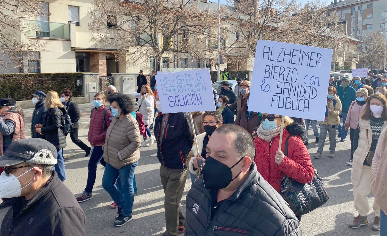 La marcha blanca avanza en su camino a Ponferrada. Los componentes de la misma remarcan la urgente necesidad de contar con medios sanitarios necesarios para atender la zona