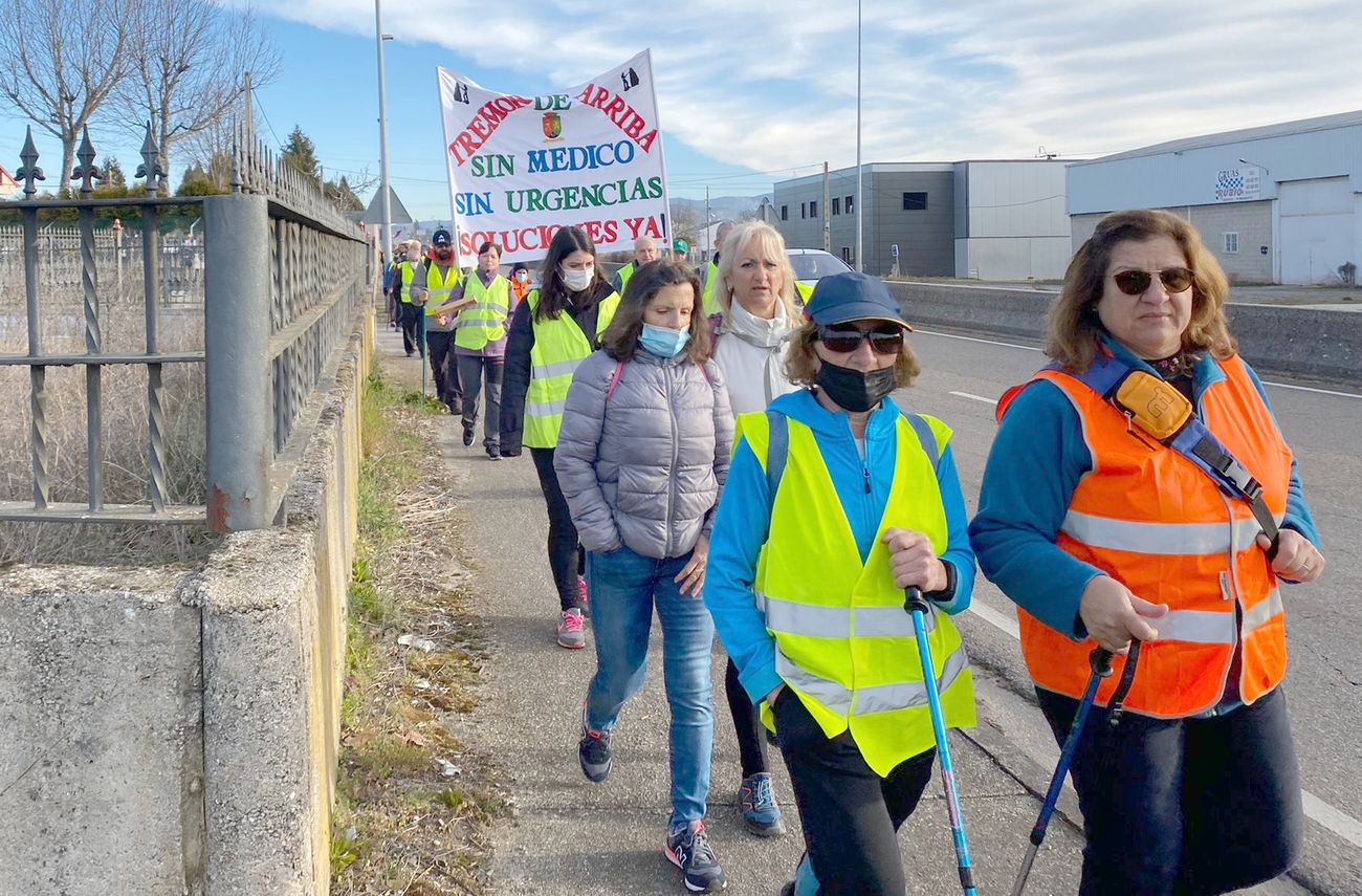 La marcha blanca avanza en su camino a Ponferrada. Los componentes de la misma remarcan la urgente necesidad de contar con medios sanitarios necesarios para atender la zona