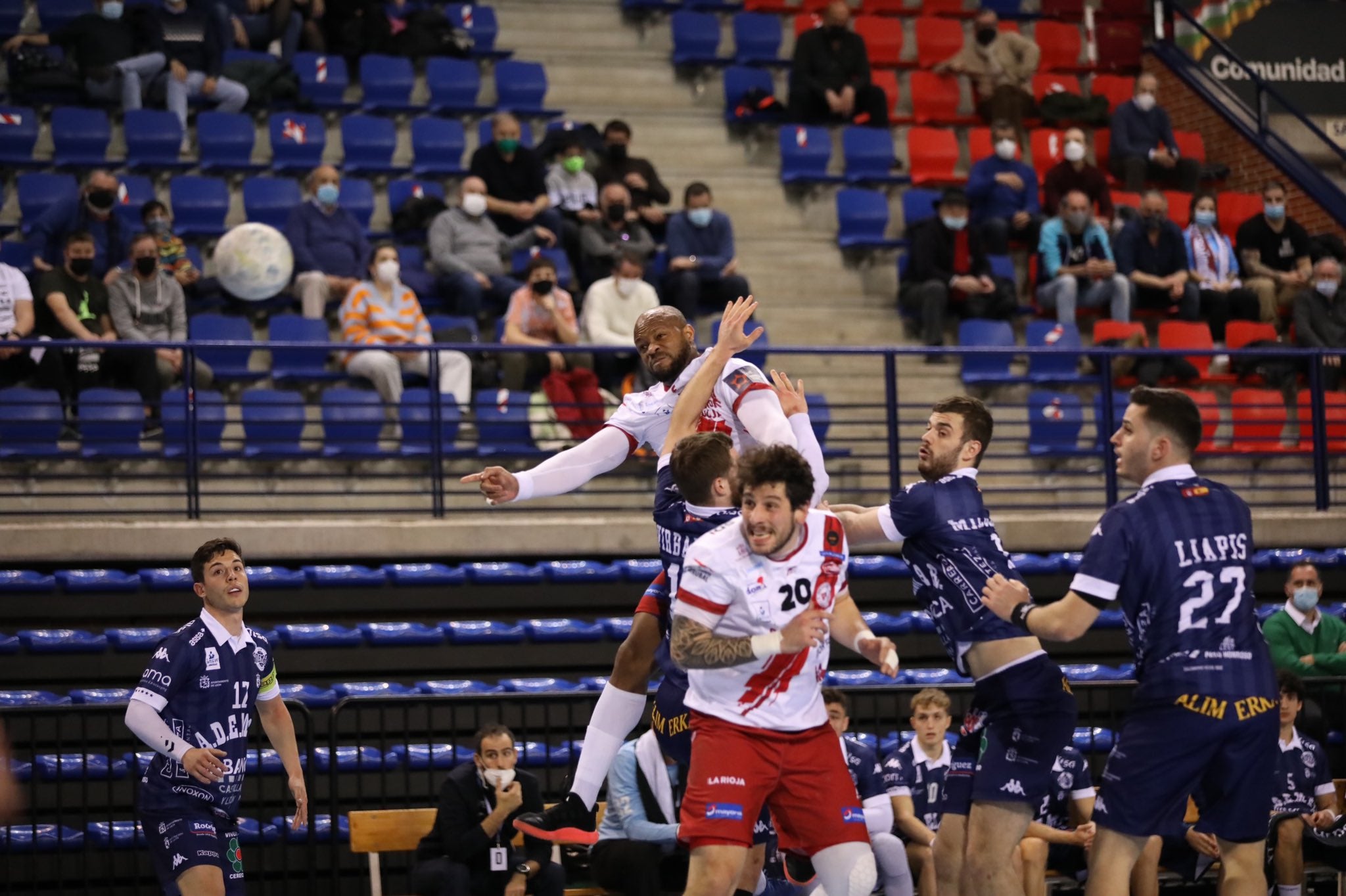 El conjunto leonés logró un triunfo agónico en tierras riojanas.