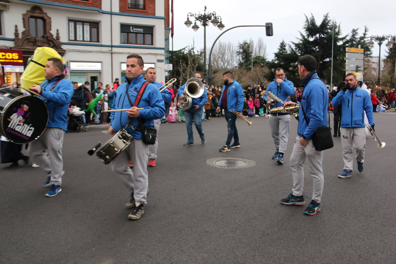 Miles de personas han salido al paso del desfile que ha llenado las calles de luz y color.