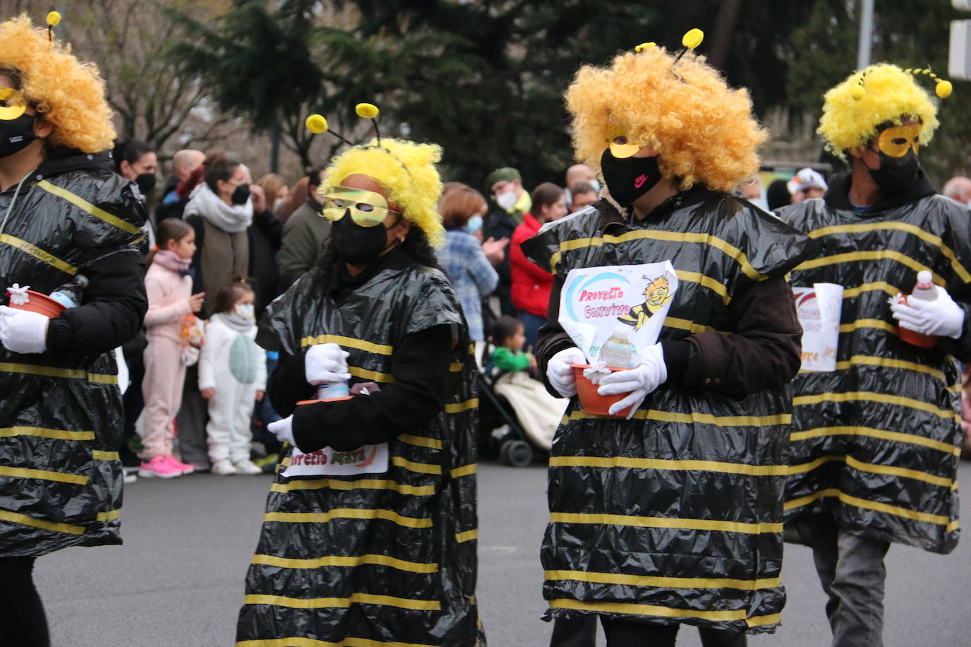 Miles de personas han salido al paso del desfile que ha llenado las calles de luz y color.