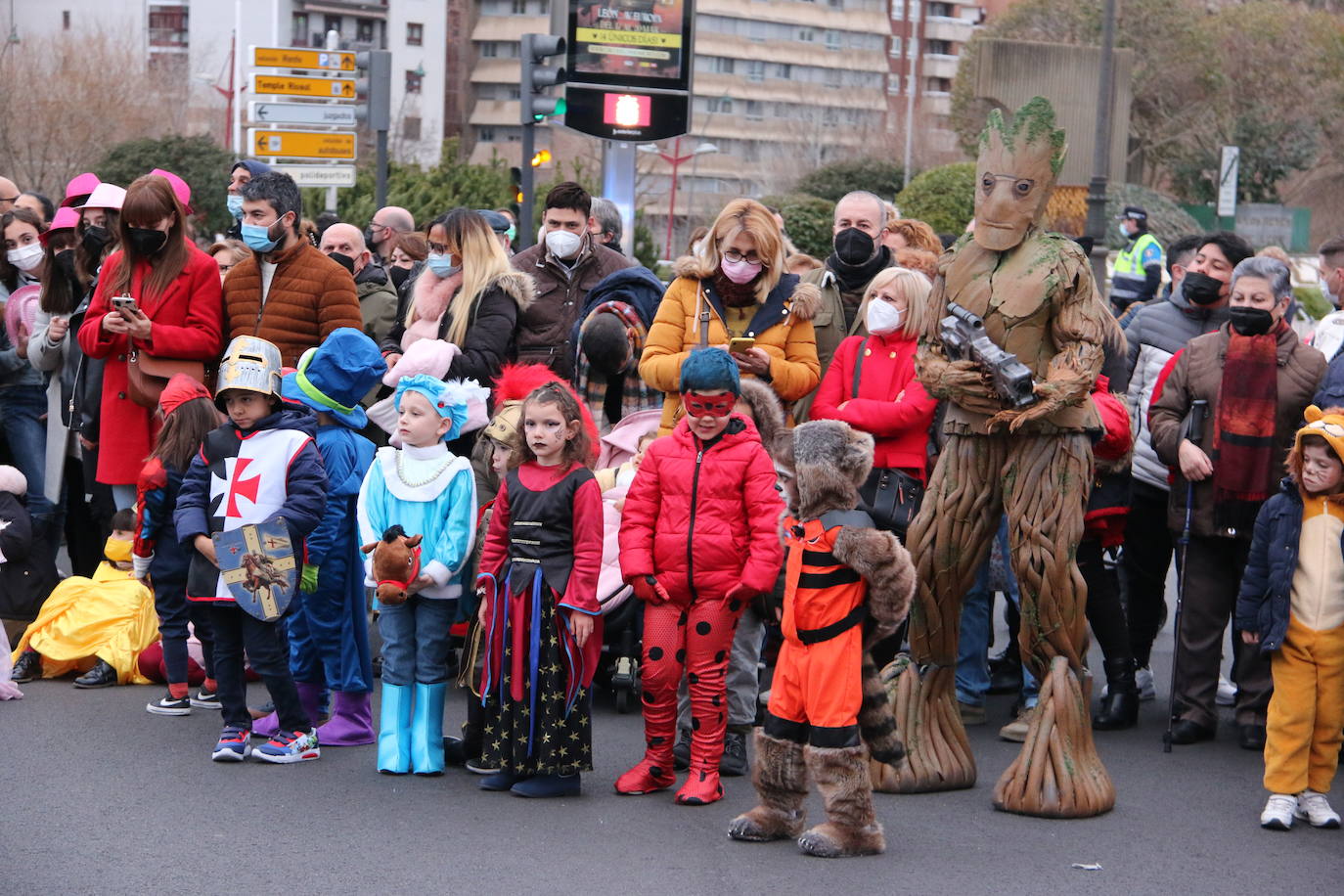 Miles de personas han salido al paso del desfile que ha llenado las calles de luz y color.