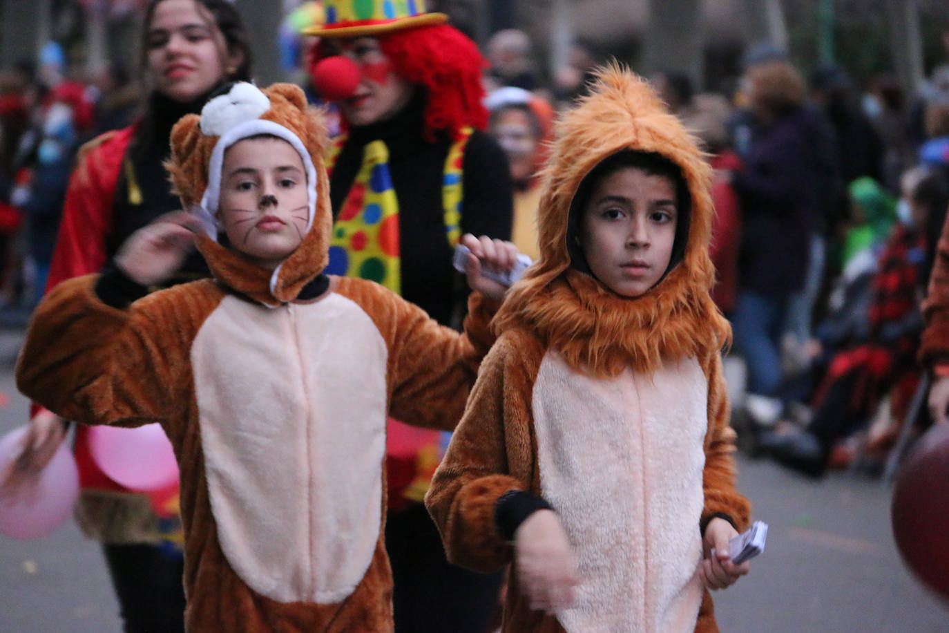 Miles de personas han salido al paso del desfile que ha llenado las calles de luz y color.