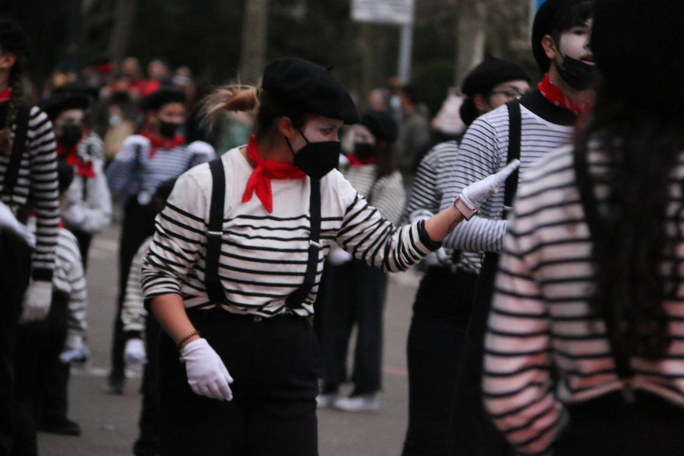 Miles de personas han salido al paso del desfile que ha llenado las calles de luz y color.