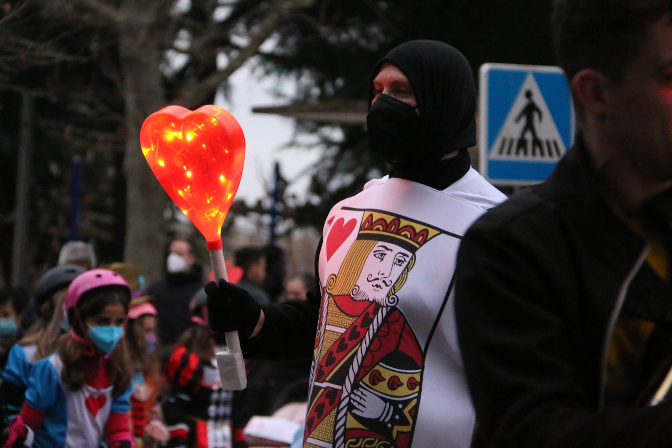 Miles de personas han salido al paso del desfile que ha llenado las calles de luz y color.