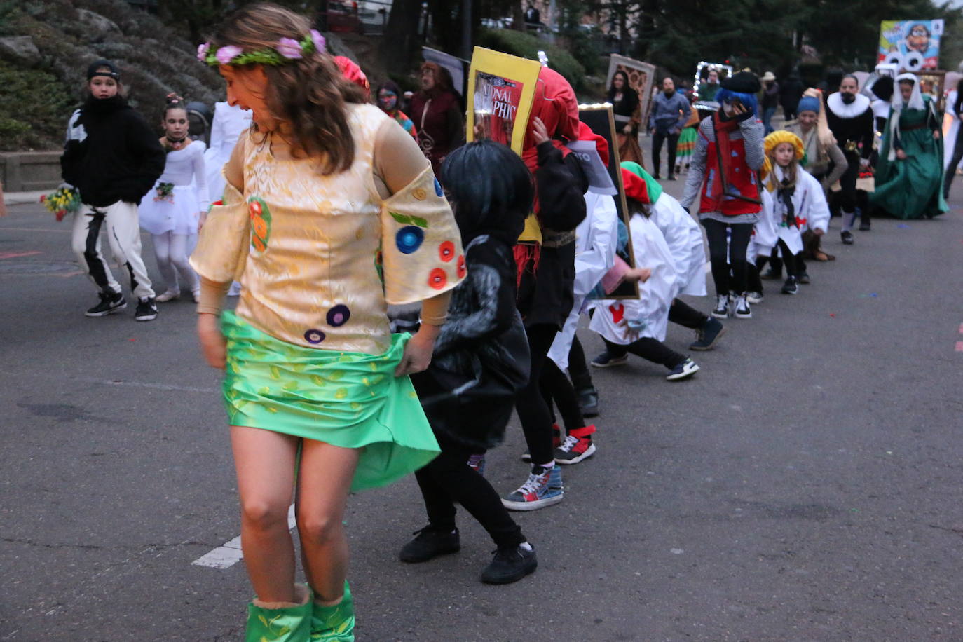 Miles de personas han salido al paso del desfile que ha llenado las calles de luz y color.