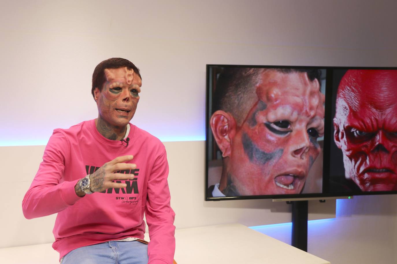 The Real Red Skull durante la entrevista en el plató de leonoticias. 