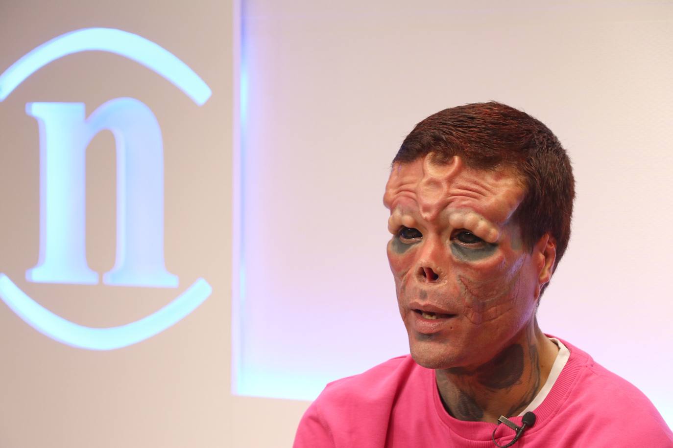The Real Red Skull durante la entrevista en el plató de leonoticias. 