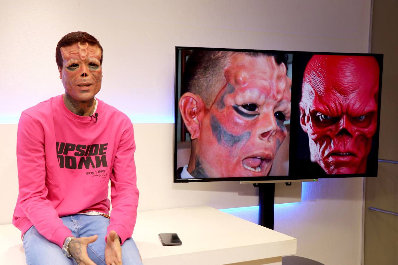 The Real Red Skull durante la entrevista en el plató de leonoticias. 