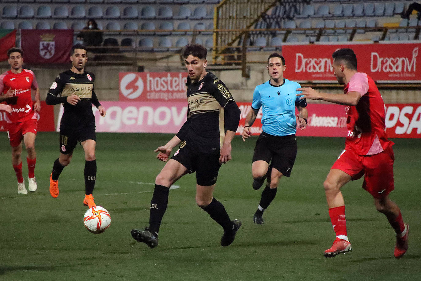 El conjunto leonés logró imponerse al equipo navarro con goles de Buenacasa, Vitoria y Solís