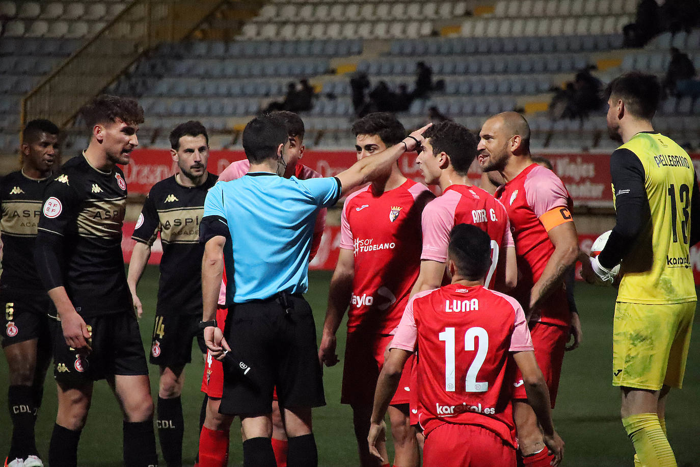 El conjunto leonés logró imponerse al equipo navarro con goles de Buenacasa, Vitoria y Solís