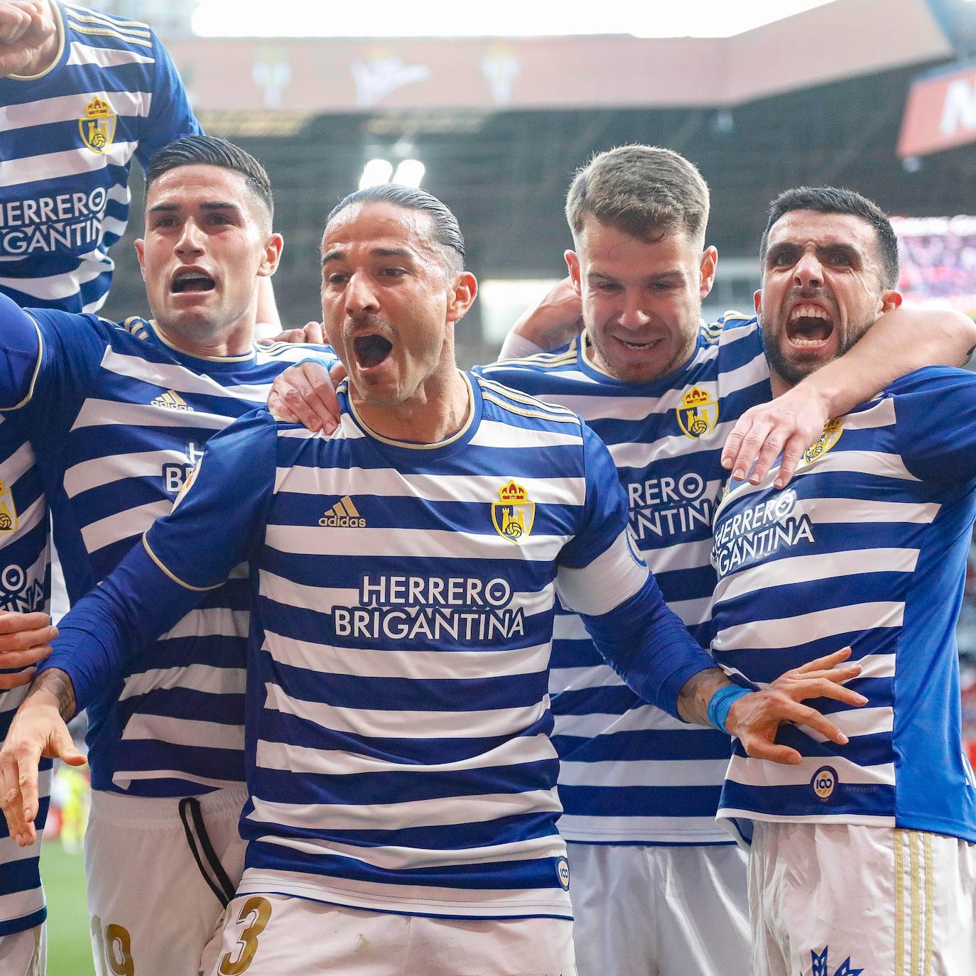 Los jugadores de la Ponferradina celebran el tanto del triunfo ante el Real Sporting en El Molinón.