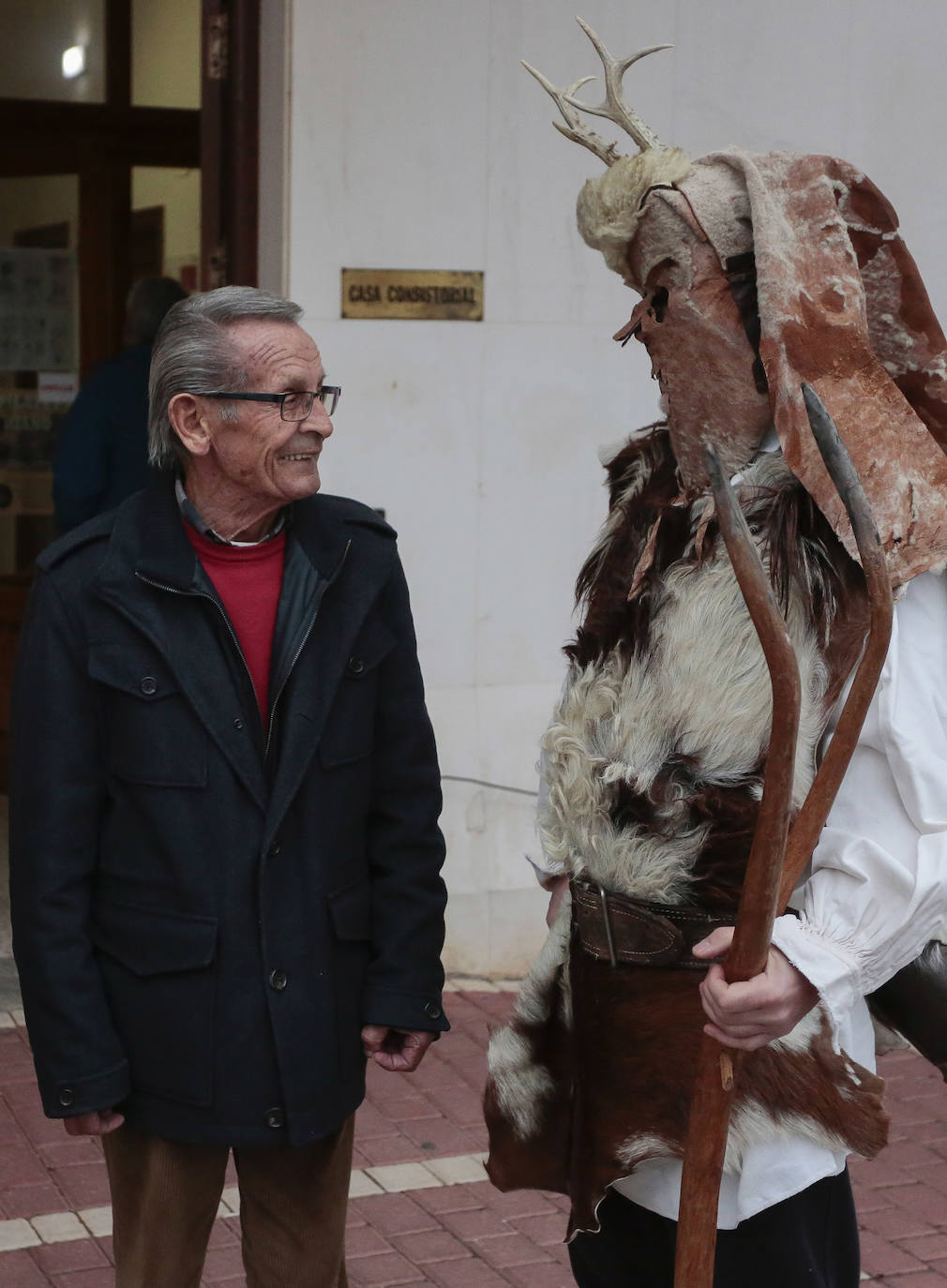 Tradicional mascarada de Riaño, conocida como antruido, con el desfile de La Mojiganga y quema de La Choza al anochecer.