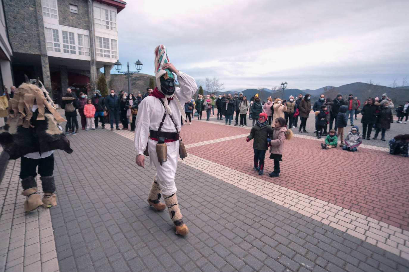 Tradicional mascarada de Riaño, conocida como antruido, con el desfile de La Mojiganga y quema de La Choza al anochecer.