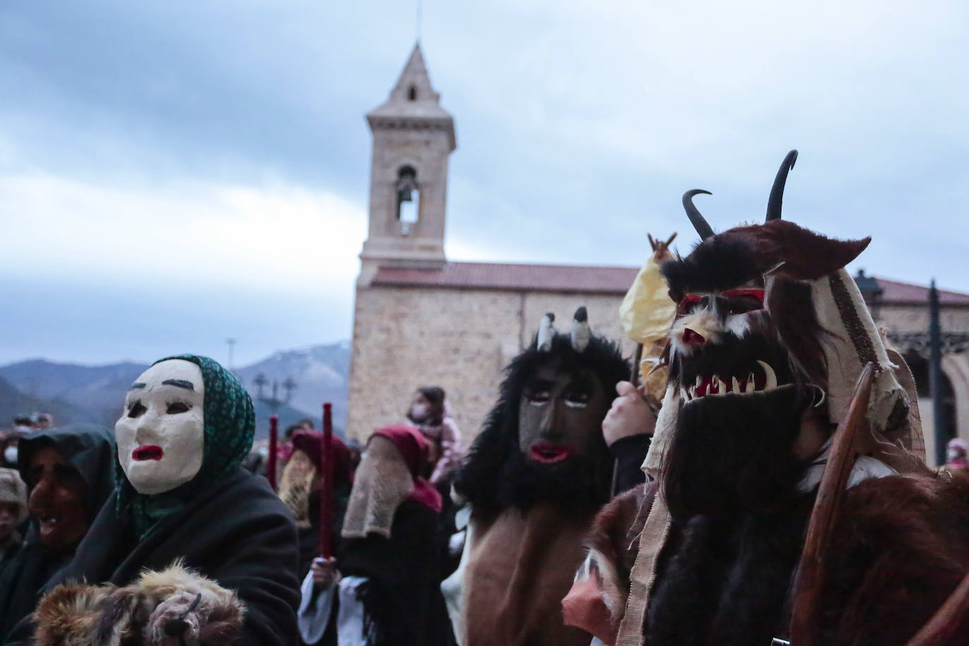 Tradicional mascarada de Riaño, conocida como antruido, con el desfile de La Mojiganga y quema de La Choza al anochecer.