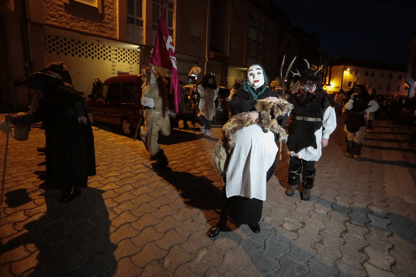 Tradicional mascarada de Riaño, conocida como antruido, con el desfile de La Mojiganga y quema de La Choza al anochecer.