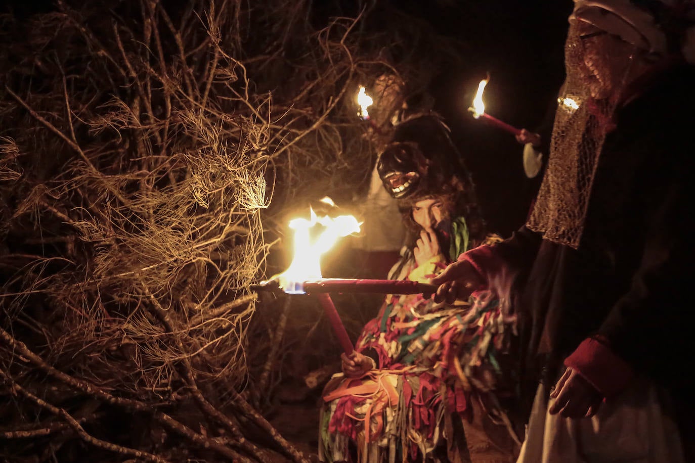 Tradicional mascarada de Riaño, conocida como antruido, con el desfile de La Mojiganga y quema de La Choza al anochecer.