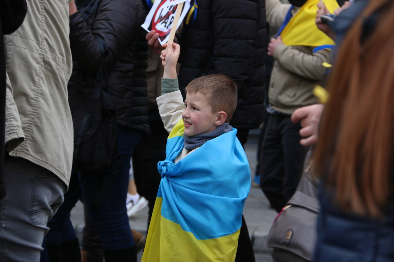 Miles de personas recorren la distancia entre Guzmán y Botines para apoyar al pueblo ucraniano en la guerra que están sufriendo a miles de kilómetros.
