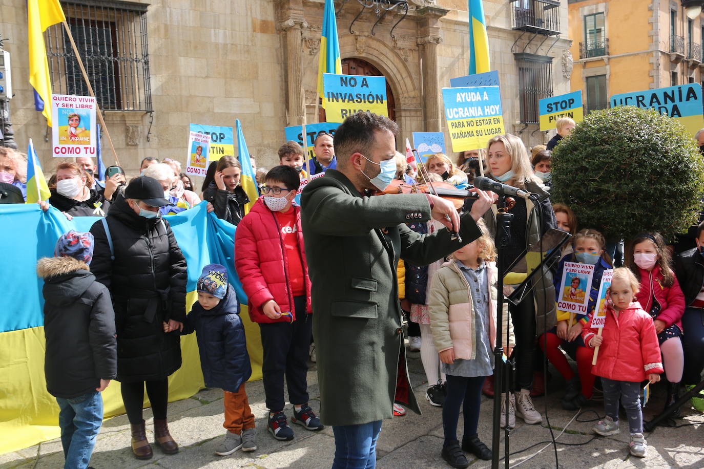 Miles de personas recorren la distancia entre Guzmán y Botines para apoyar al pueblo ucraniano en la guerra que están sufriendo a miles de kilómetros.
