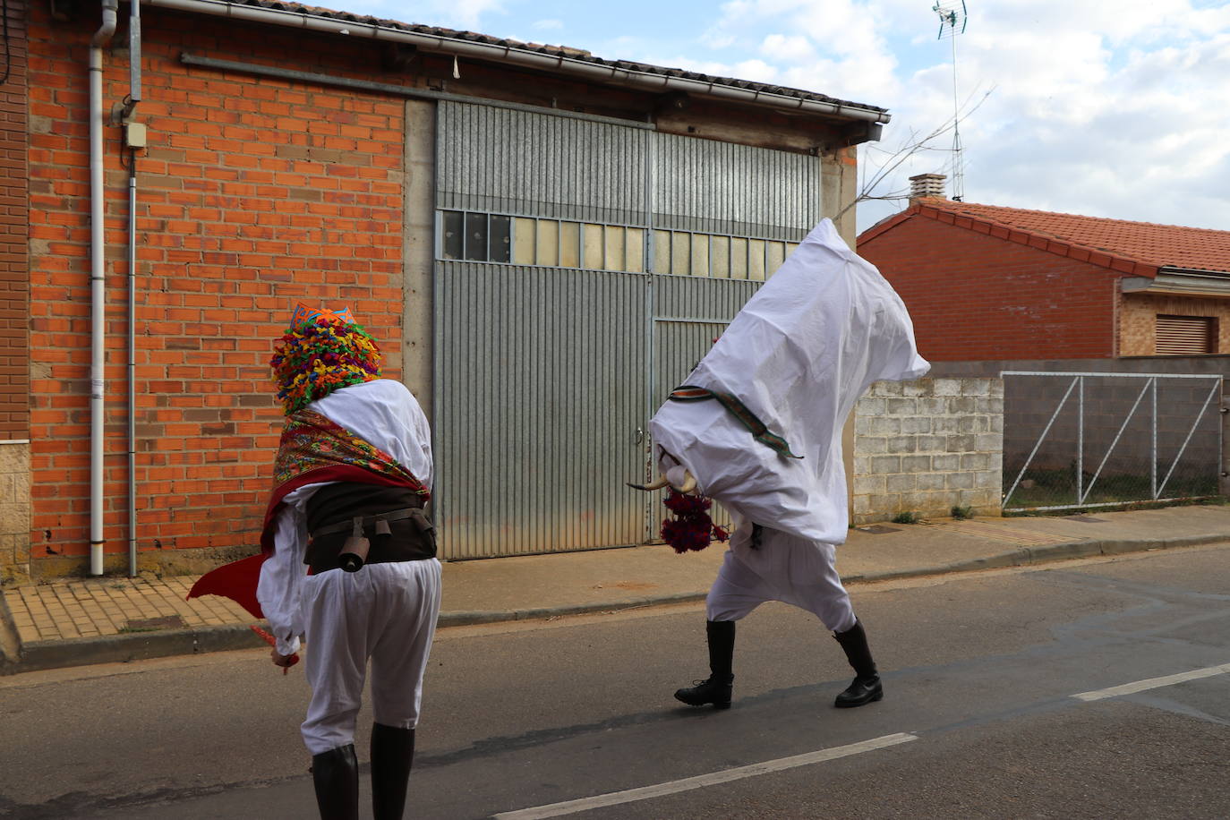 La comitiva de la fiesta de Carnaval pasó por varias de las calles de la localidad asustando a sus vecinos hasta llegar a la plaza.