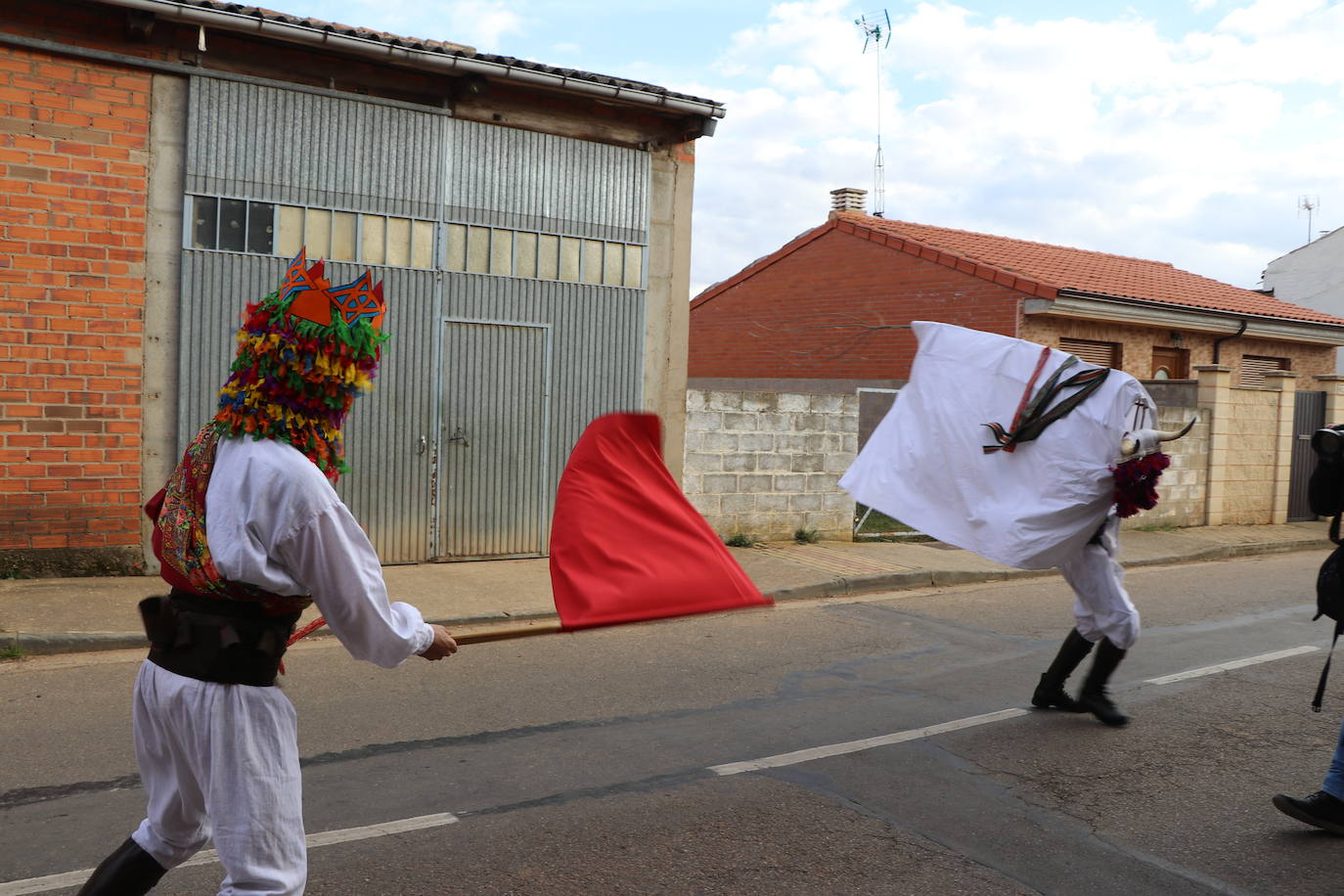 La comitiva de la fiesta de Carnaval pasó por varias de las calles de la localidad asustando a sus vecinos hasta llegar a la plaza.