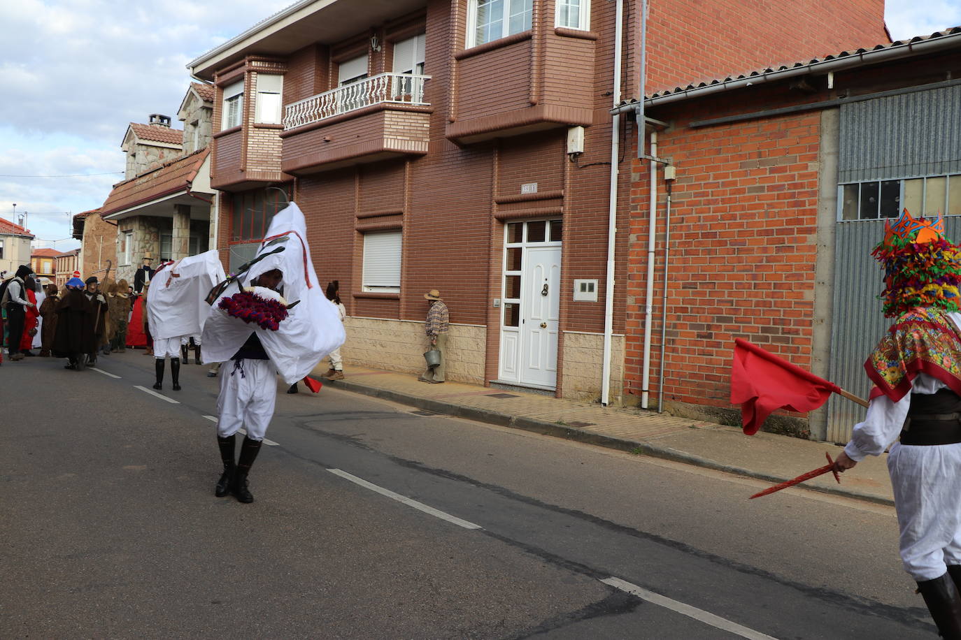 La comitiva de la fiesta de Carnaval pasó por varias de las calles de la localidad asustando a sus vecinos hasta llegar a la plaza.