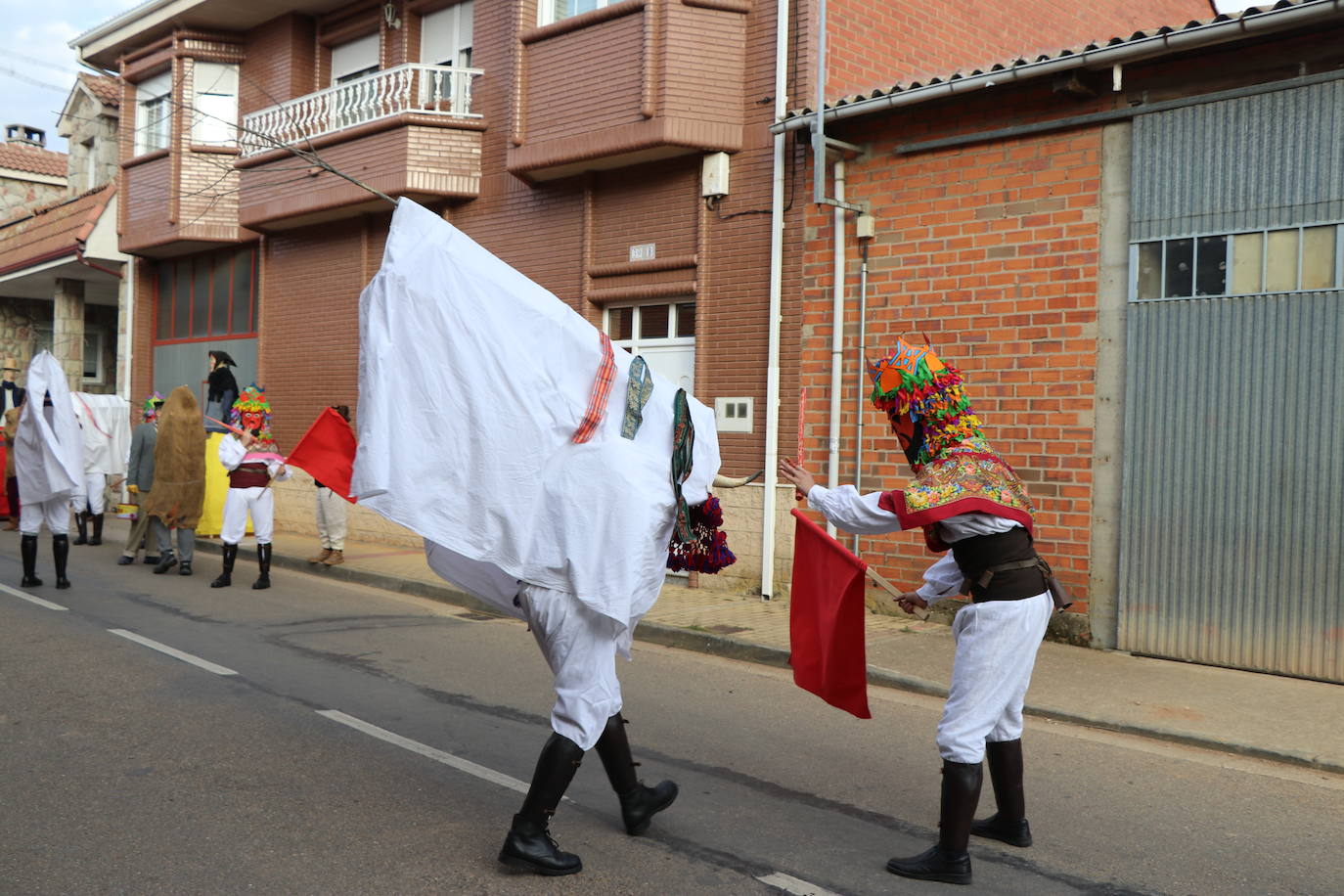 La comitiva de la fiesta de Carnaval pasó por varias de las calles de la localidad asustando a sus vecinos hasta llegar a la plaza.