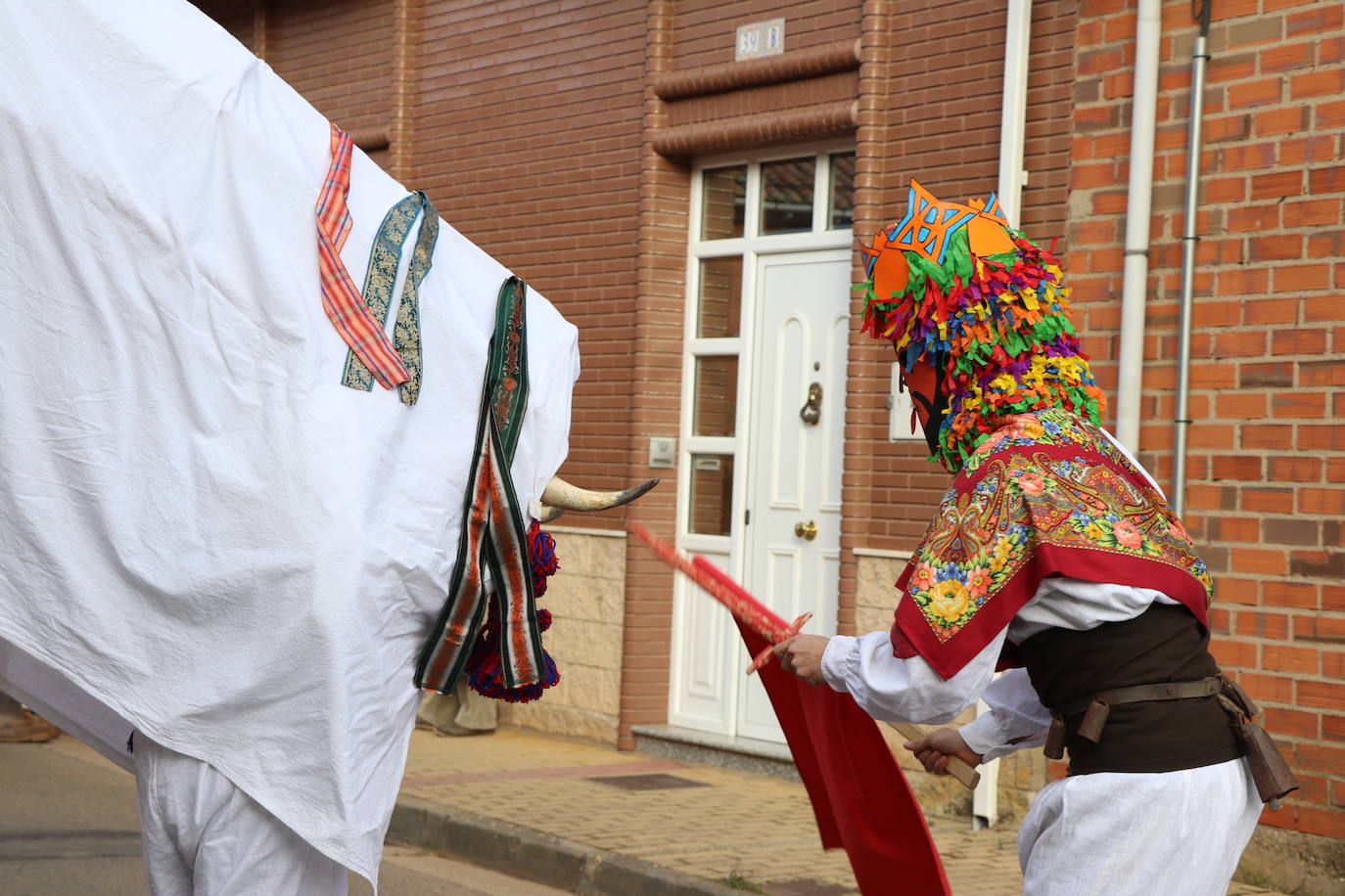 La comitiva de la fiesta de Carnaval pasó por varias de las calles de la localidad asustando a sus vecinos hasta llegar a la plaza.