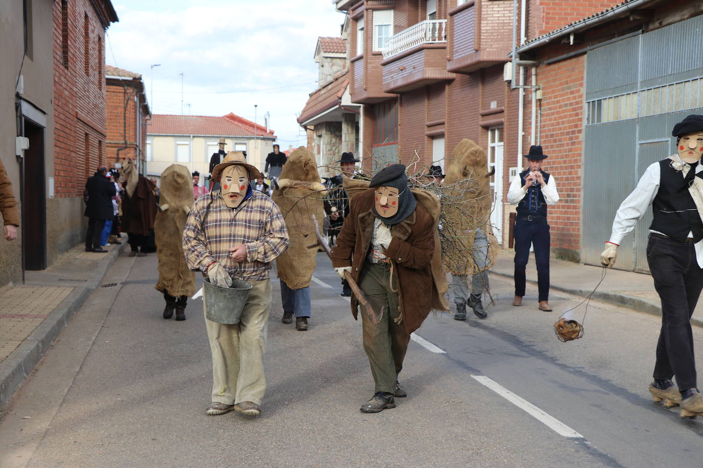 La comitiva de la fiesta de Carnaval pasó por varias de las calles de la localidad asustando a sus vecinos hasta llegar a la plaza.