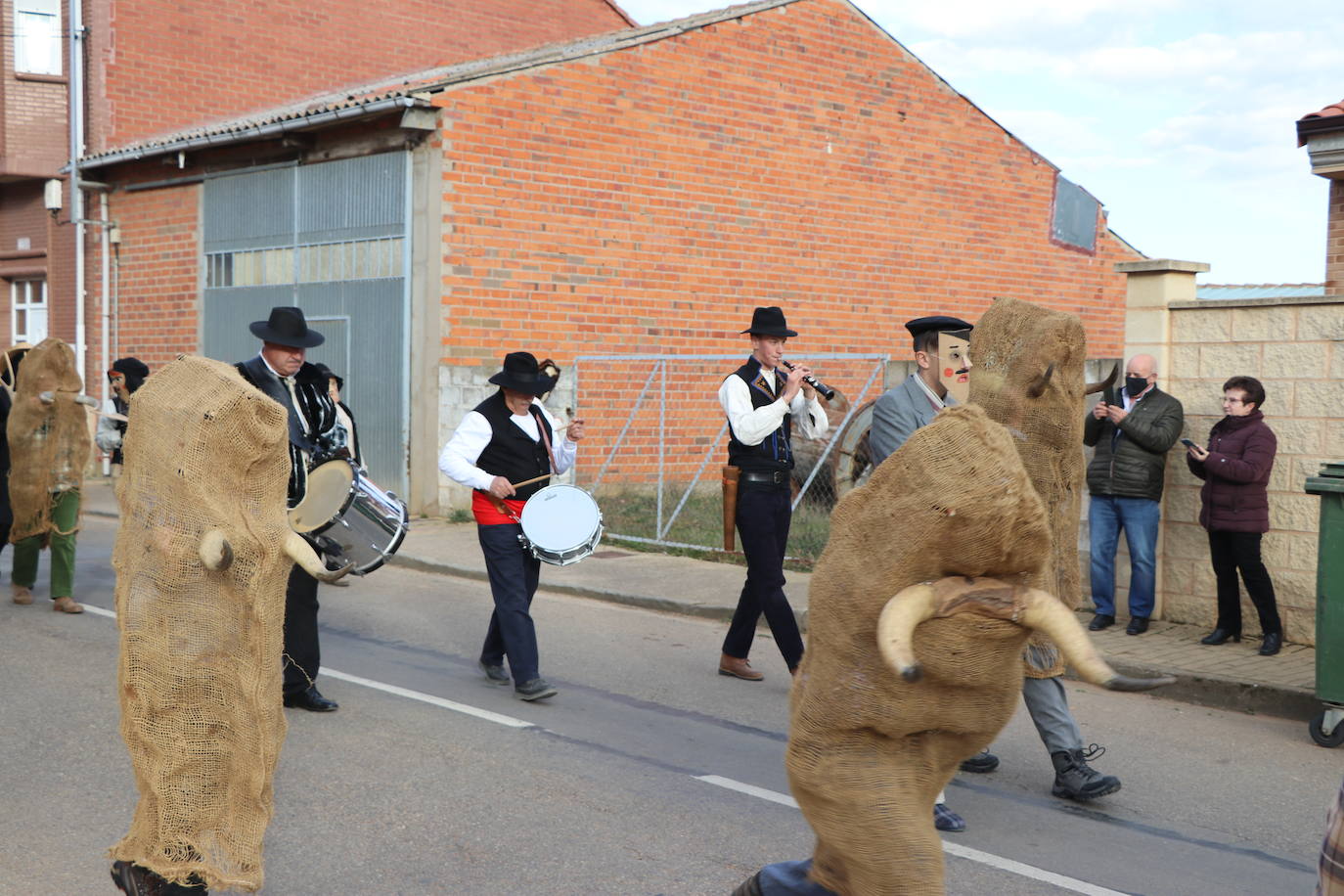 La comitiva de la fiesta de Carnaval pasó por varias de las calles de la localidad asustando a sus vecinos hasta llegar a la plaza.