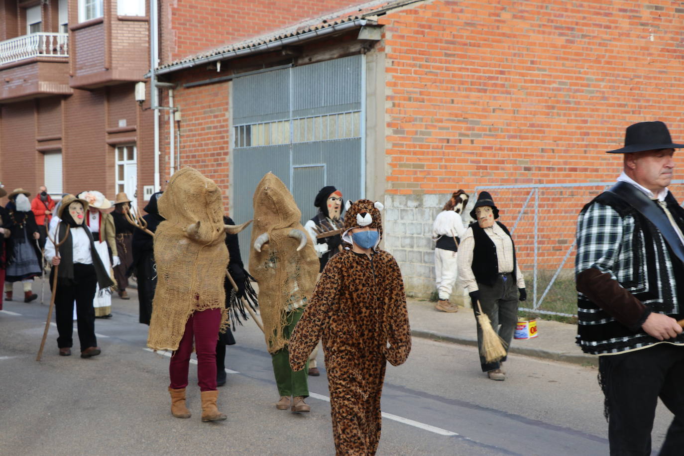 La comitiva de la fiesta de Carnaval pasó por varias de las calles de la localidad asustando a sus vecinos hasta llegar a la plaza.