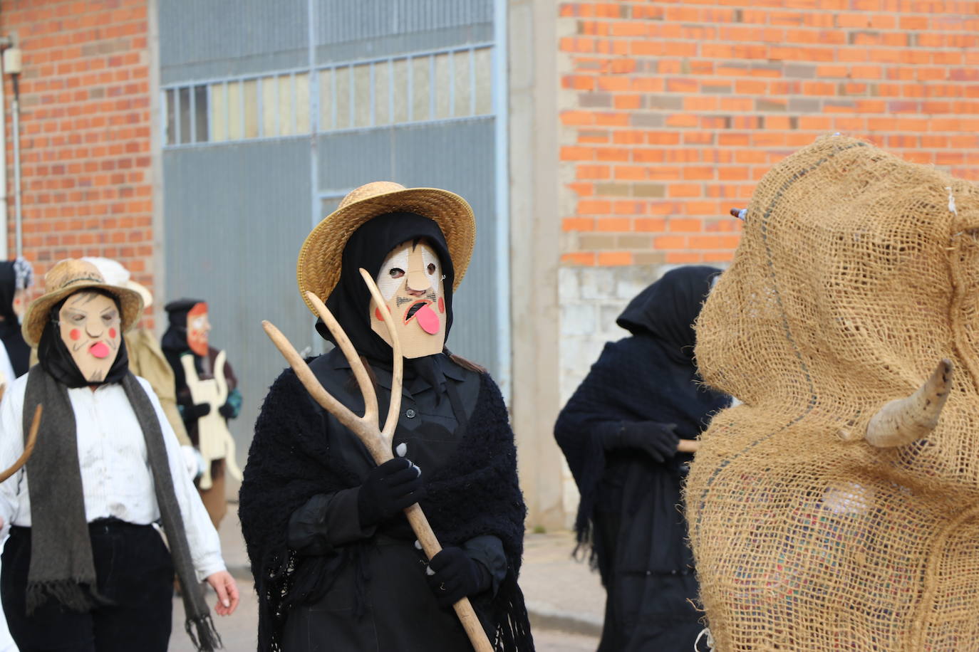 La comitiva de la fiesta de Carnaval pasó por varias de las calles de la localidad asustando a sus vecinos hasta llegar a la plaza.