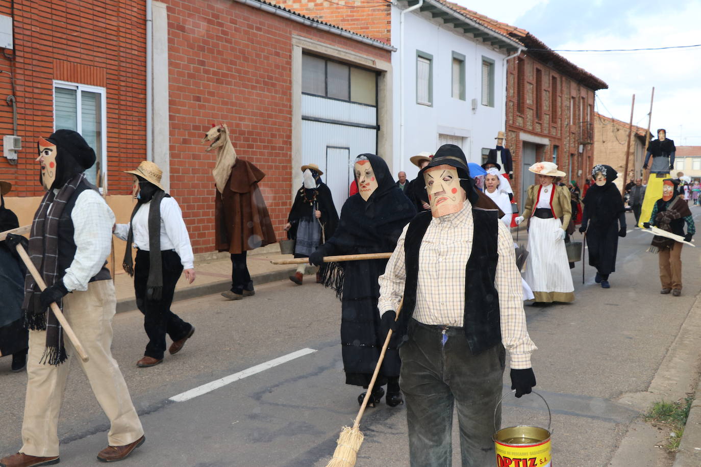 La comitiva de la fiesta de Carnaval pasó por varias de las calles de la localidad asustando a sus vecinos hasta llegar a la plaza.