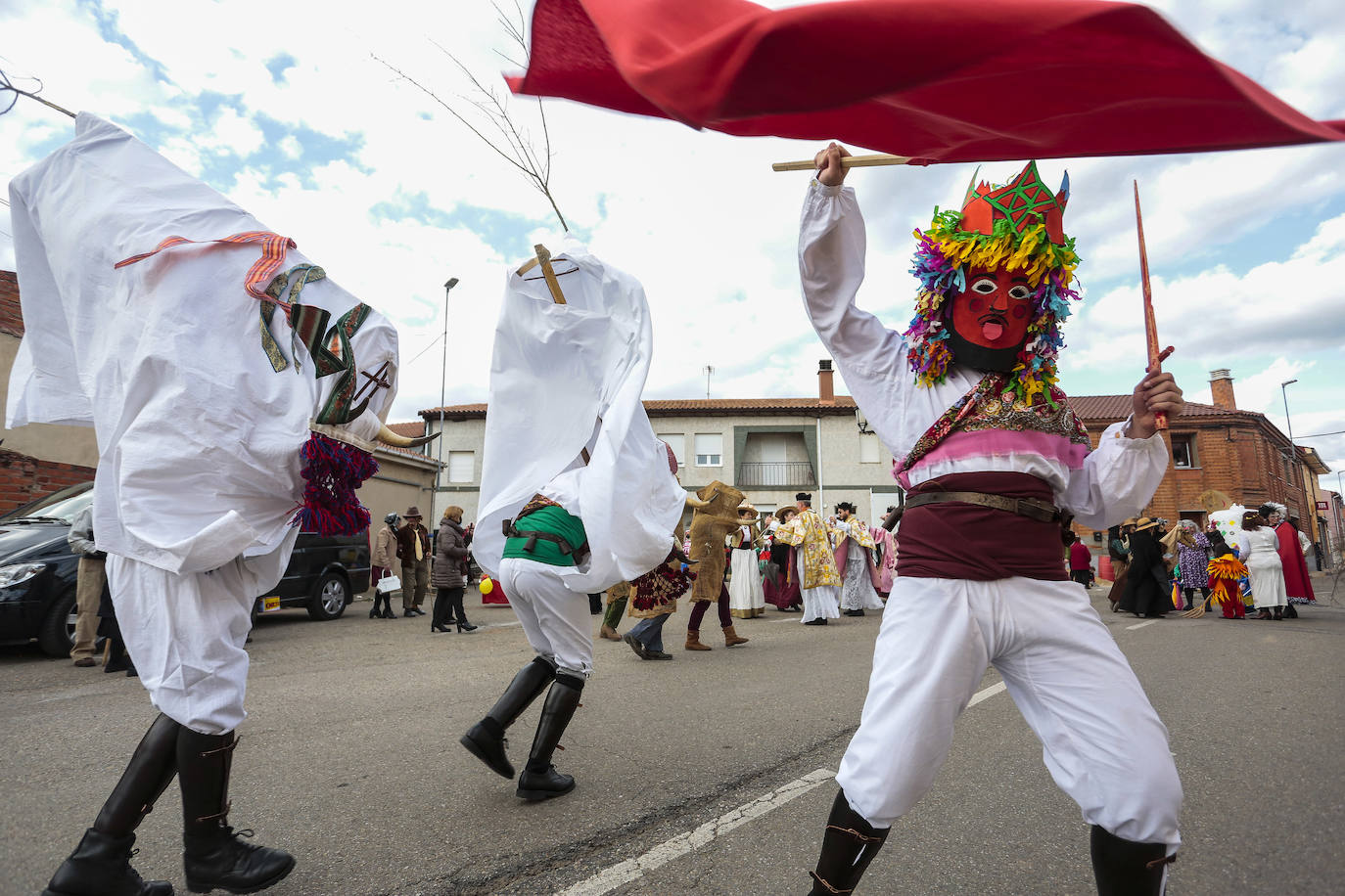 La comitiva de la fiesta de Carnaval pasó por varias de las calles de la localidad asustando a sus vecinos hasta llegar a la plaza.