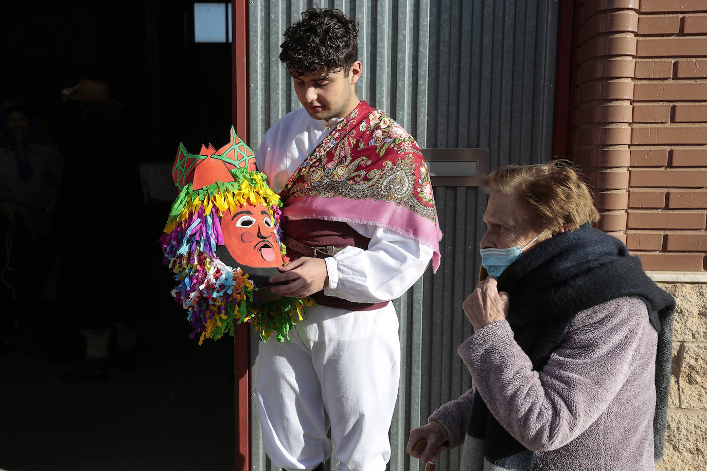 La comitiva de la fiesta de Carnaval pasó por varias de las calles de la localidad asustando a sus vecinos hasta llegar a la plaza.