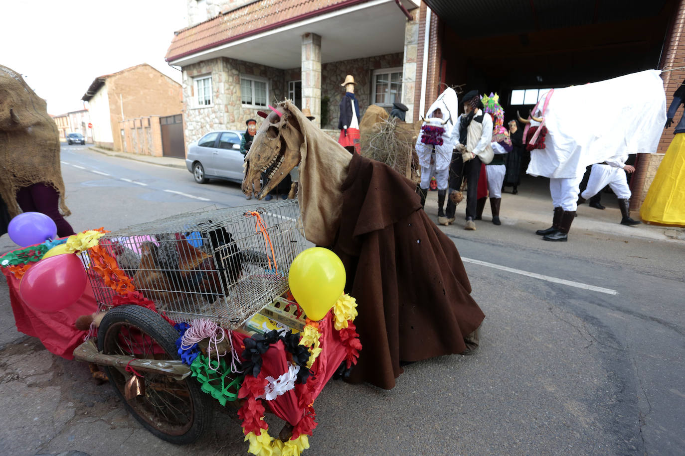 La comitiva de la fiesta de Carnaval pasó por varias de las calles de la localidad asustando a sus vecinos hasta llegar a la plaza.