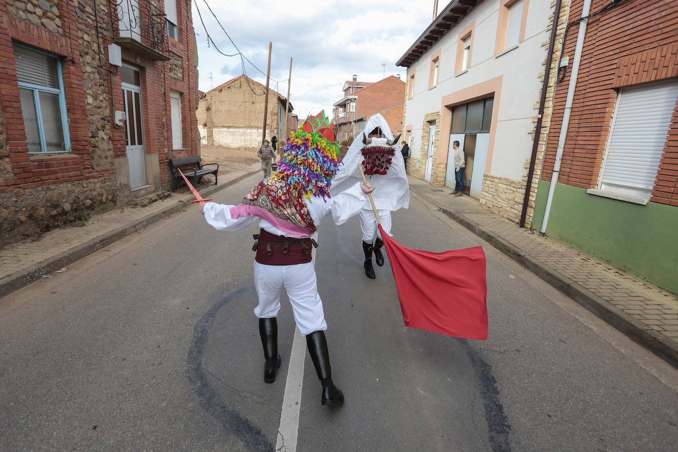 La comitiva de la fiesta de Carnaval pasó por varias de las calles de la localidad asustando a sus vecinos hasta llegar a la plaza.