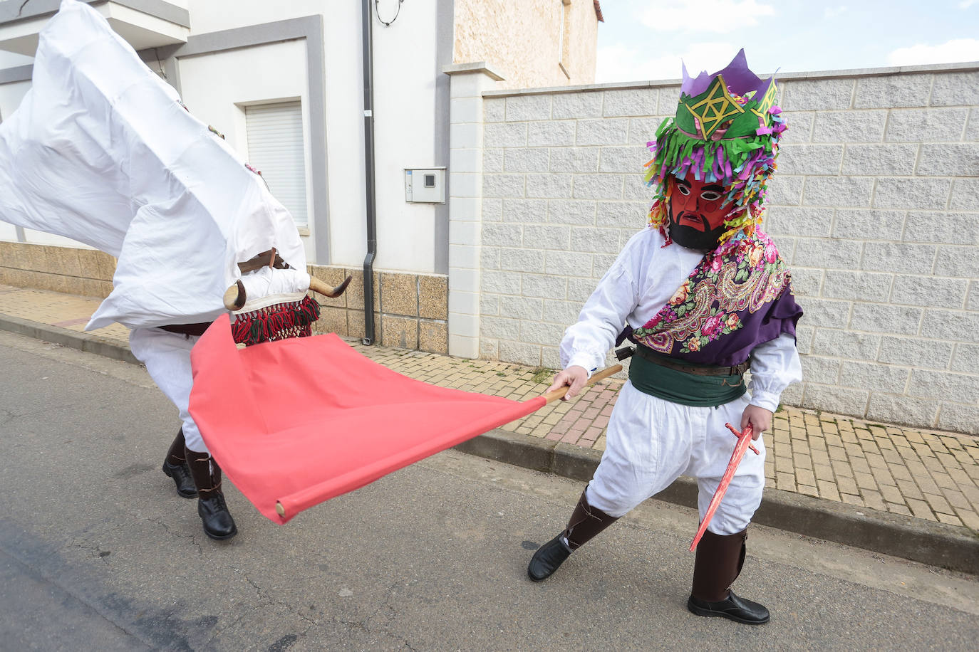 La comitiva de la fiesta de Carnaval pasó por varias de las calles de la localidad asustando a sus vecinos hasta llegar a la plaza.